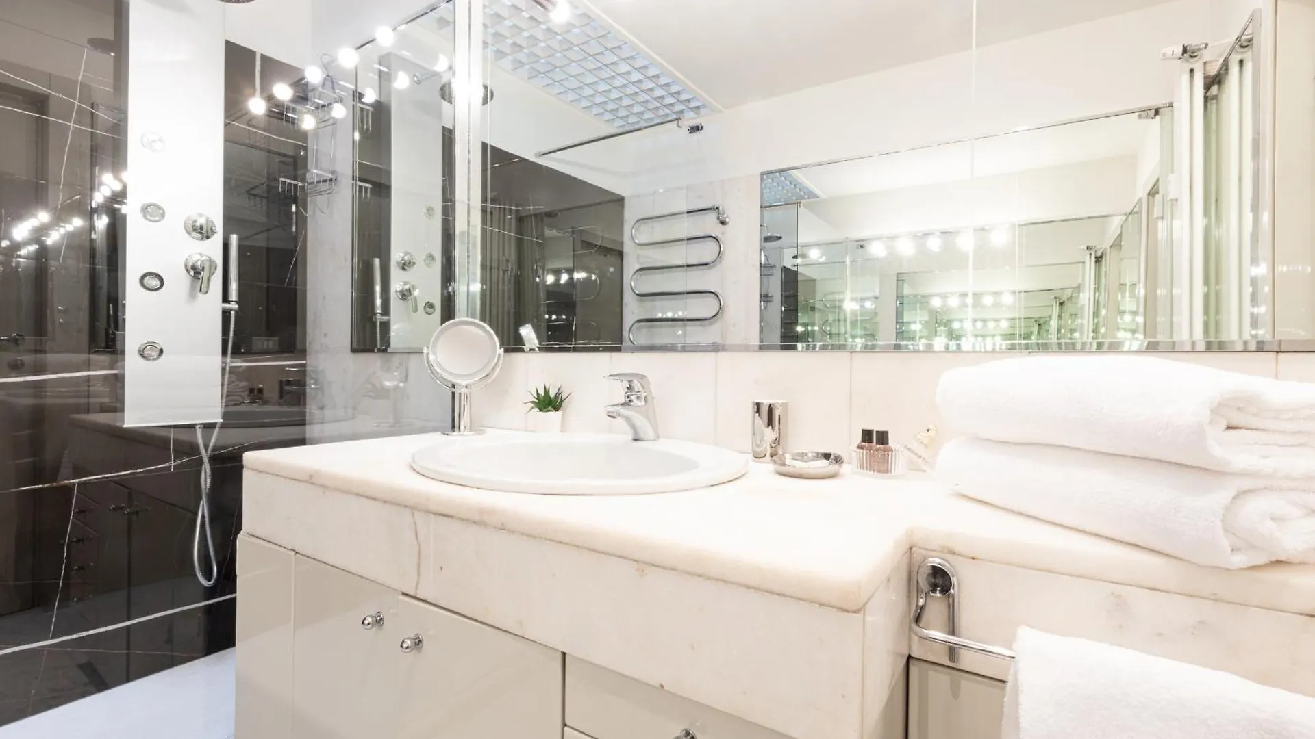 Monte Napoleone Split-Level Terrace Apartment - Top Collection Milano