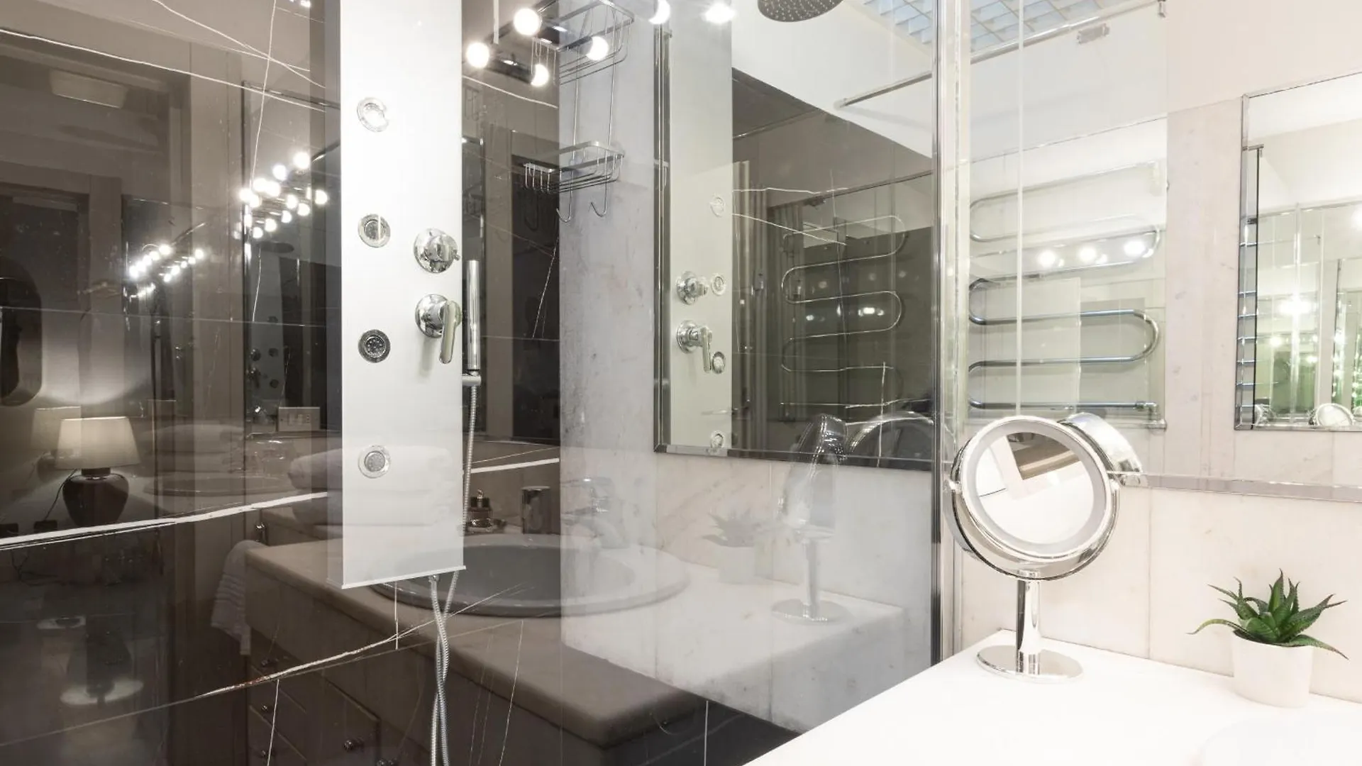 Monte Napoleone Split-Level Terrace Apartment - Top Collection Milano 0*,
