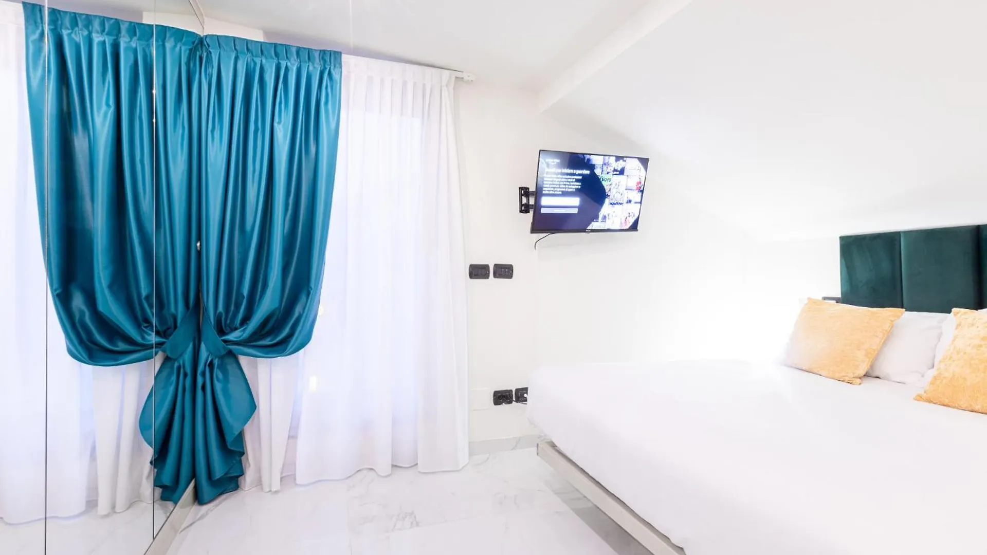 Monte Napoleone Split-Level Terrace Apartment - Top Collection Milan